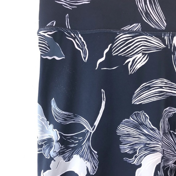 Athleta Floral Sonic Navy Leggings eh - Picture 12 of 16